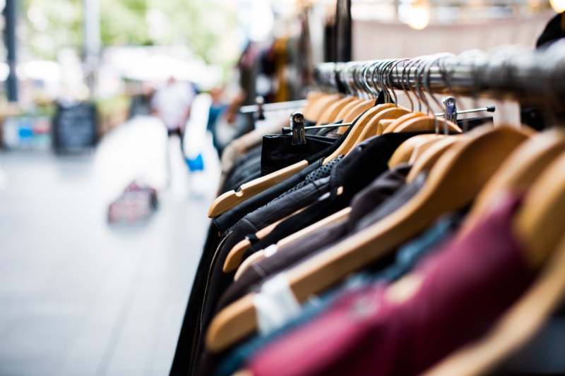 vente-SIX FOURS LES PLAGES-min_blur_close_up_focus_hanger_jacket_market_people_rack-1176303
